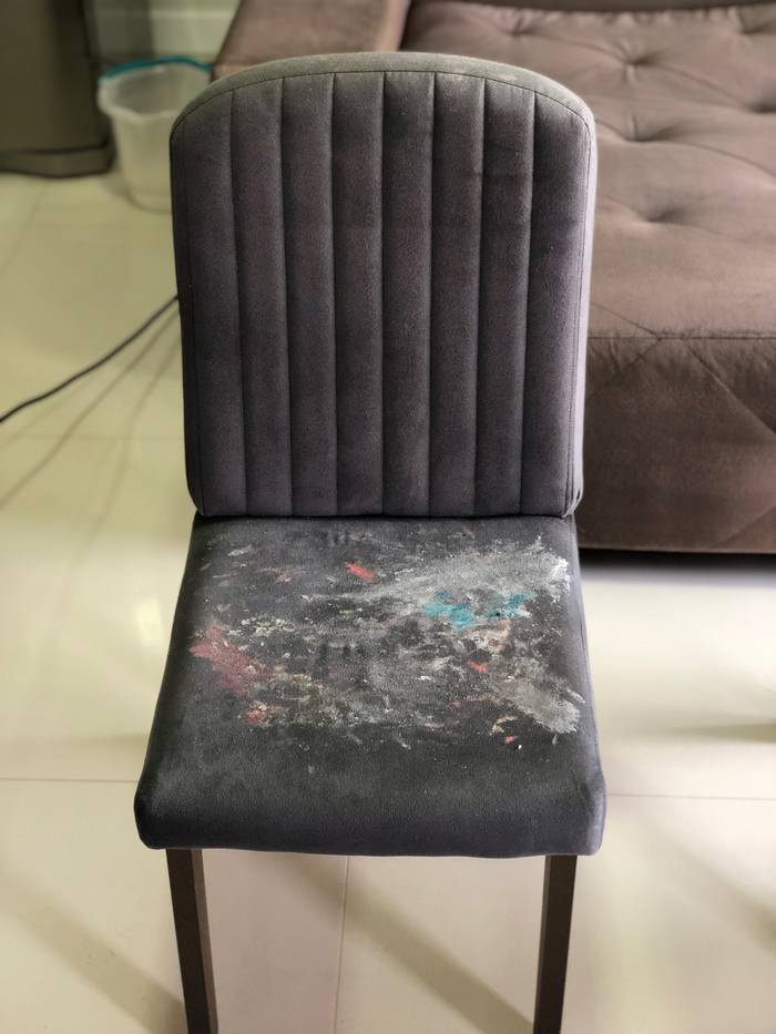 La même chaise avant le nettoyage