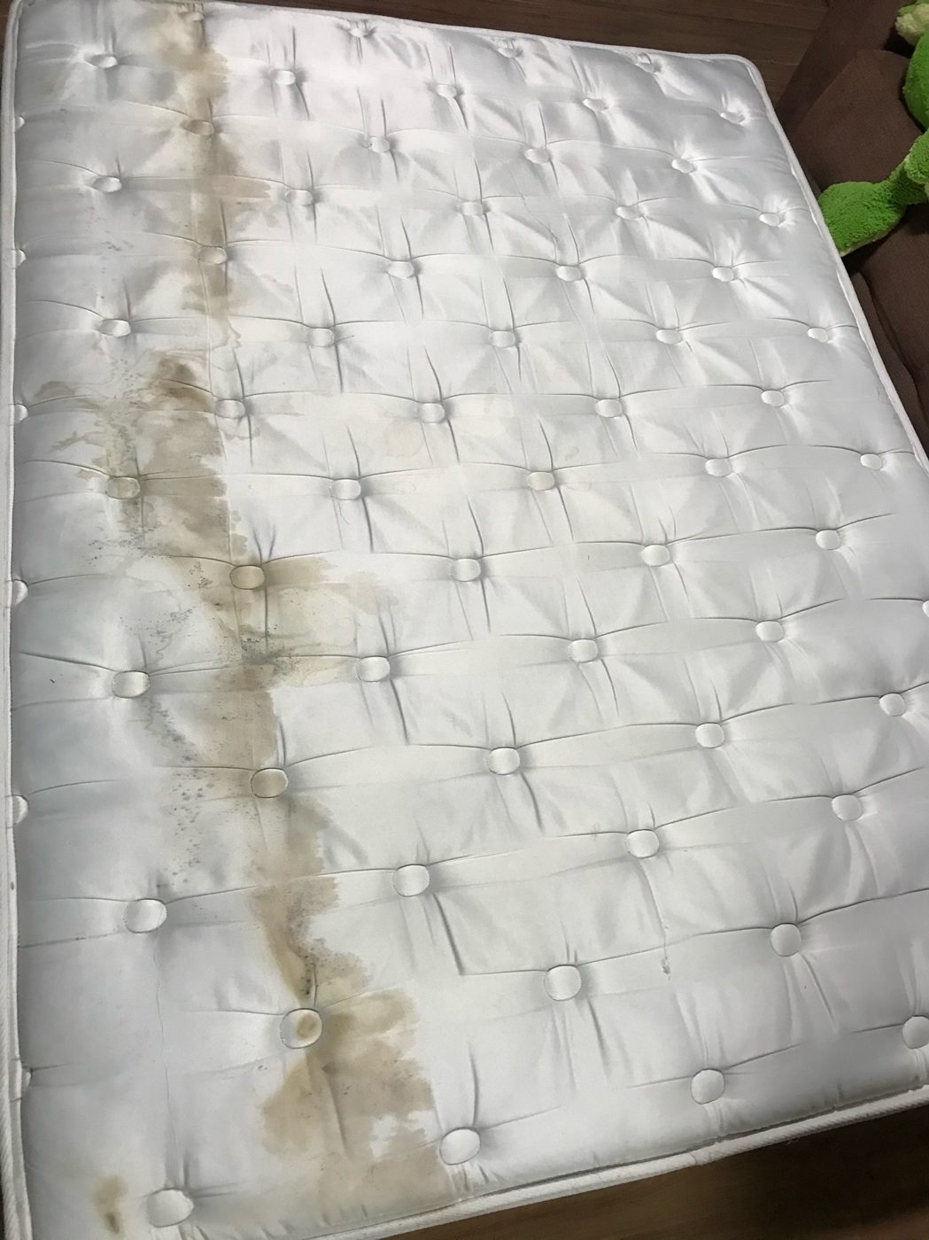 Le même matelas avant le nettoyage